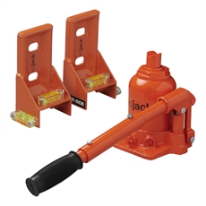 Orange hydraulisk domkraft med manuellt handtag och två nivåeringsstöd med "Kojack" branding.